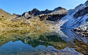 38 Nel Lago di Sopra (2095 m)  si specchia Cima Cadelle (2493 m)